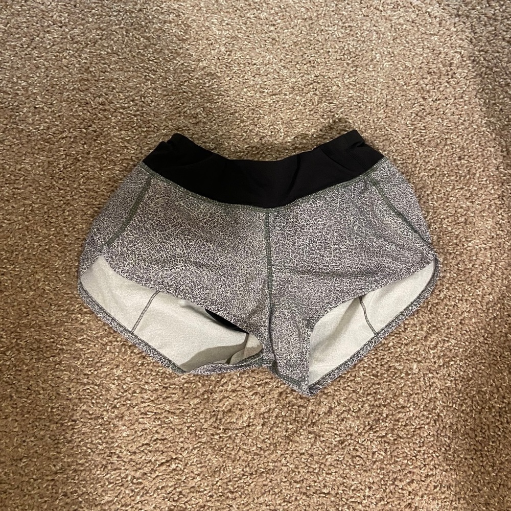 Lululemon 2.5” Speed up low rise shorts